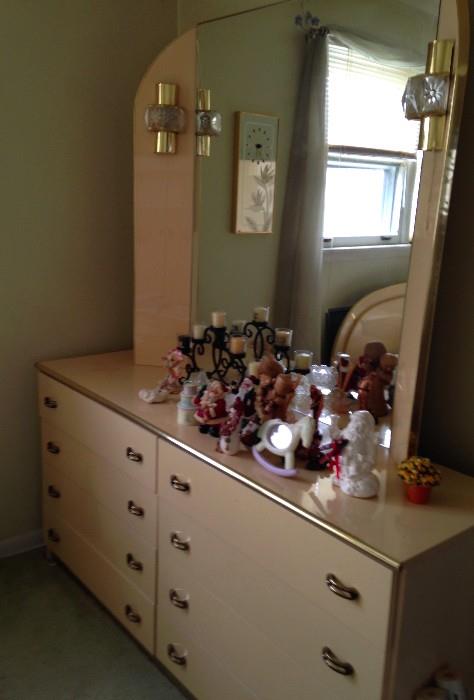 Bedrrom dresser with mirror that has two lights on each side..