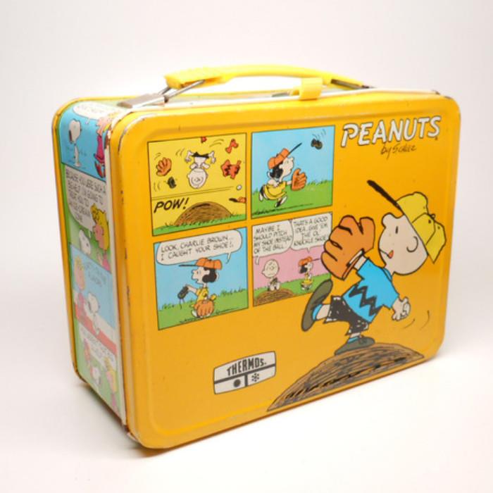 Vintage Tin Litho THERMOS Brand "PEANUTS" by Charles Schulz Lunch Box.
Condition: No Thermos. Expected Wear.
Shipping: Yes
Size:  9" x 7.5" x 4