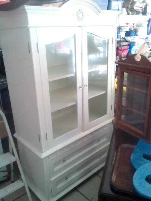 White Display cabinet