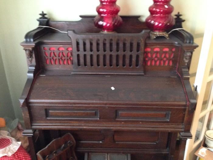 Carpenter Company, Battlesboro, Vermont Victorian pump organ, walnut finish