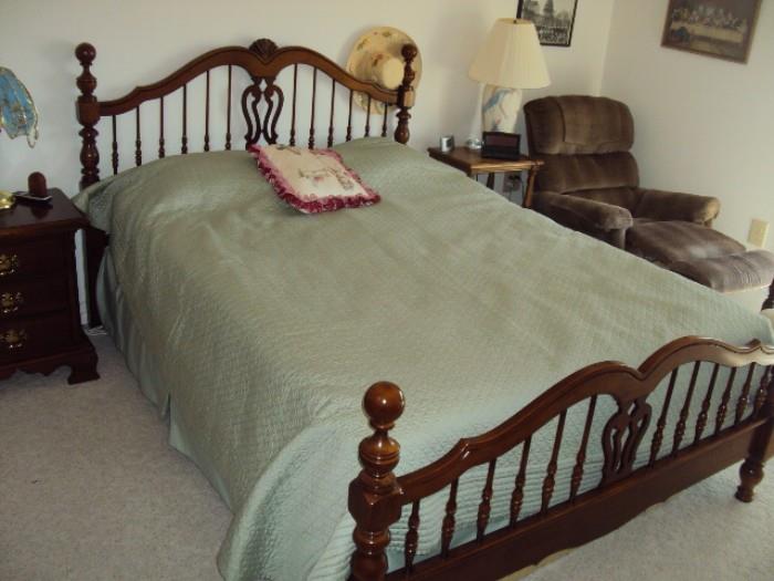 Queen size spindel bed 