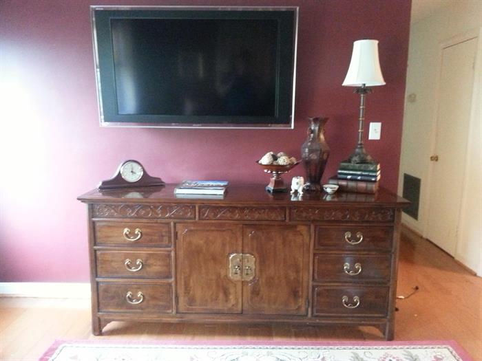 Henredon sidebar/components cabinet/dresser
(It comes with matching mirror)  The tv is not for sale.