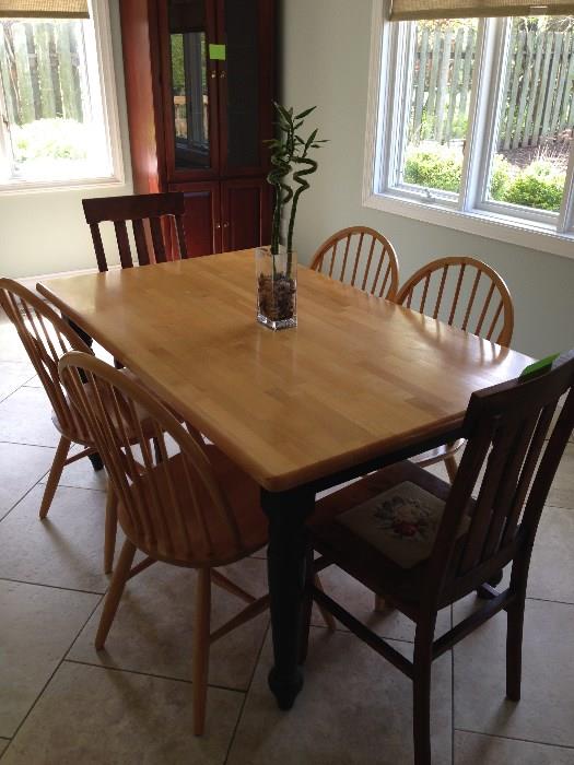 Nice kitchen table with 4 chairs