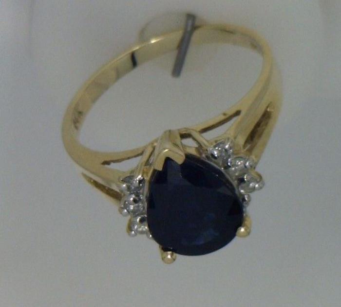 Pear shaped blue sapphire ring, 6 diamonds - 14K