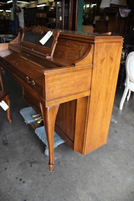 A19#3 Baldwin 1980 Console Piano Pecan Condition of 9 #1233814