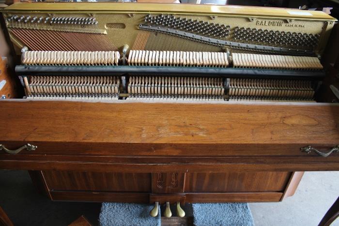 A19#3 Baldwin 1980 Console Piano Pecan Condition of 9 #1233814