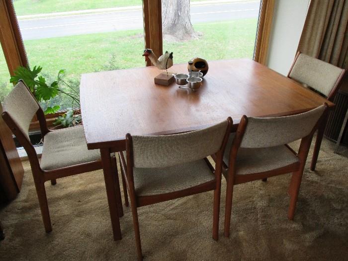 d-scan 5 piece dining set with pull-out leaves at both ends