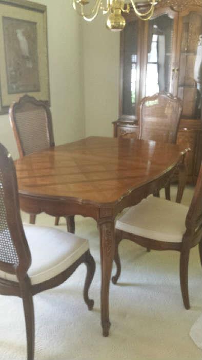 Drexel Heritage dining room table with 4 chairs & 2 leaves. Hutch with light and beveled glass is also Drexel Heritage. 