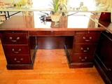 Nice Mahogany double pedestal desk with 3 left, 3 right and 1 center drawers storage;