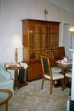 Elegant Henredon Dining Set - Beautiful Lighted China Cabinet with beveled glass doors & bottom section drawer storage; matching table with extra leaves, 4 matching chairs