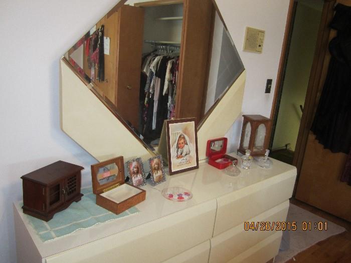White laquer dresser with mirror