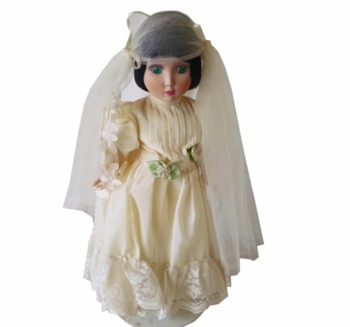 Danbury Mint, "Betsy...a Bride of the Flapper Period" Porcelain Doll in original box
Condition:Good, small spot on dress
Shipping:Yes
Size:13"