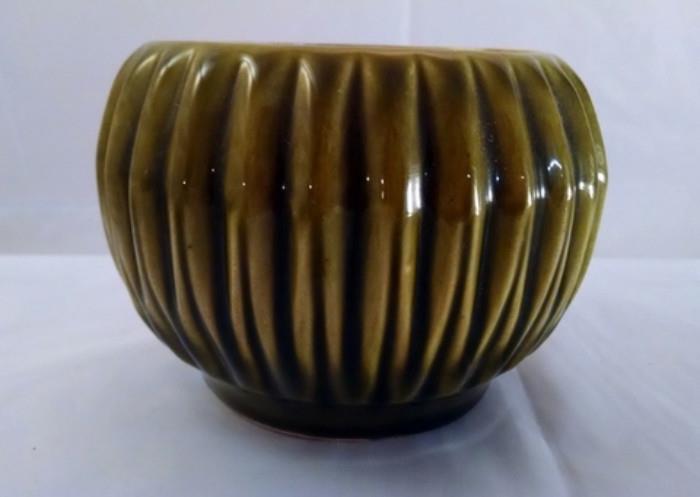 T_119.JPG	McCoy USA Green ribbed melon ceramic Bowl # 685
Condition:Good
Shipping:Yes
Size: