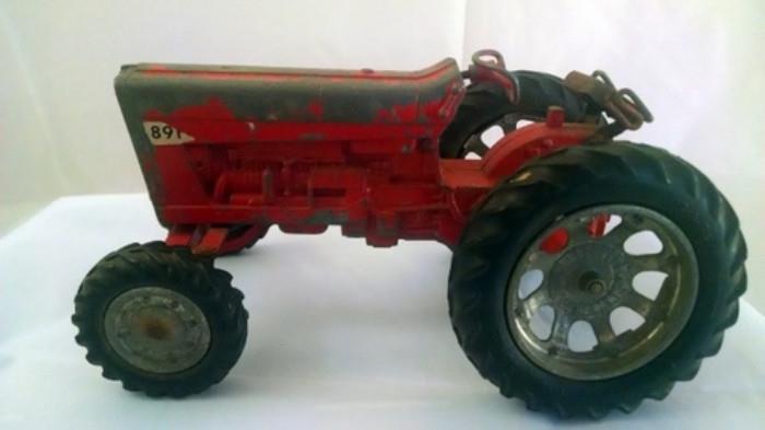 Vintage Tru Scale Tractor
Condition:Some paint loss
Shipping:Yes
Size: