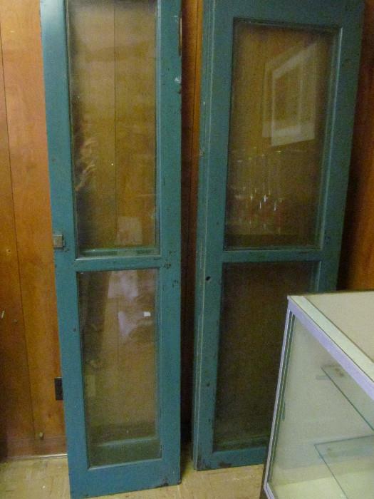 2 sets wavy glass doors