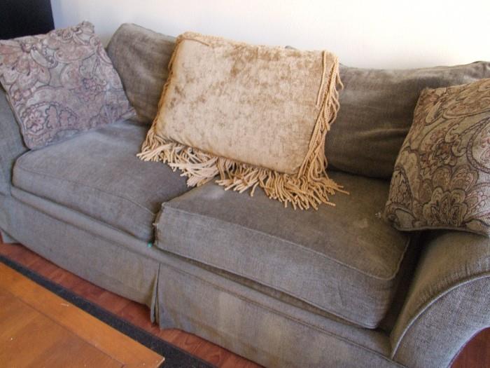 COMFY MOSS COLORED LOVE SEAT, INCLUDING PILLOWS