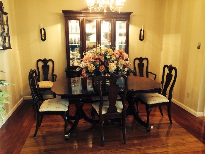 Beautiful American Drew Dining room set