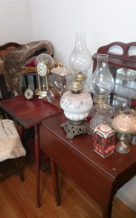 double drop leaf table and hurricane lamps