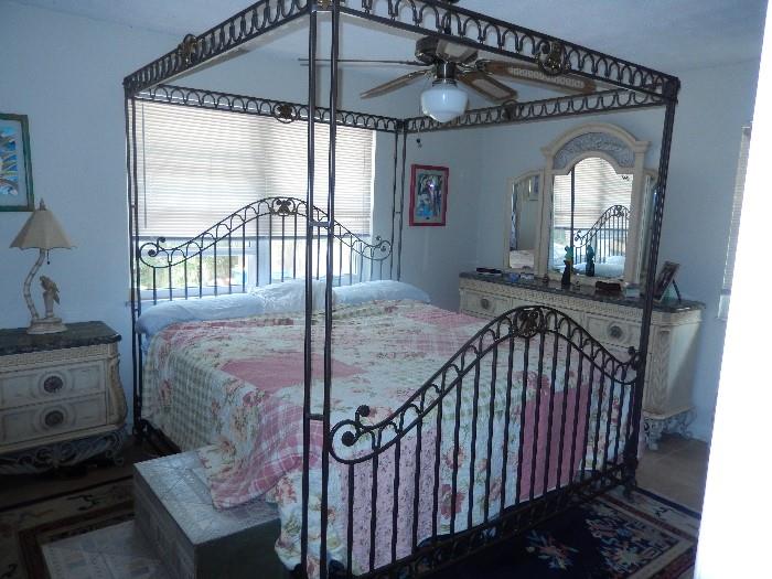 KINGSIZE BED IN IRON WITH CANOPY