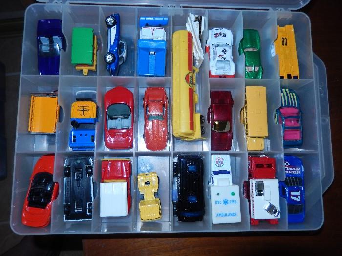 LARGE COLLECTION OF MATCH BOX CARS