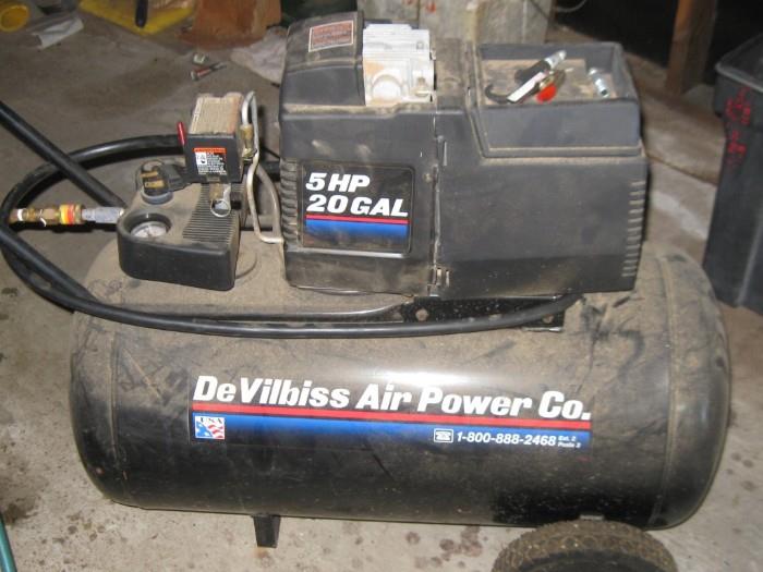 DE VILBISS 5 HP 20 GAL COMPRESSOR