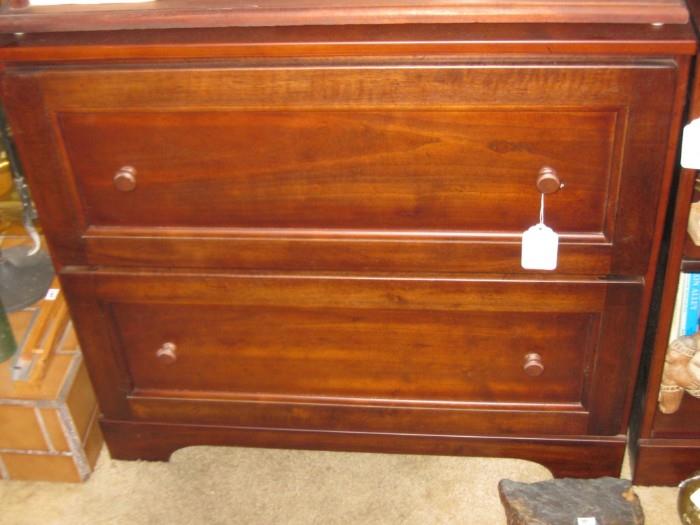 NEWER 2-DRAWER MAHOGANY CHEST LAMP TABLE