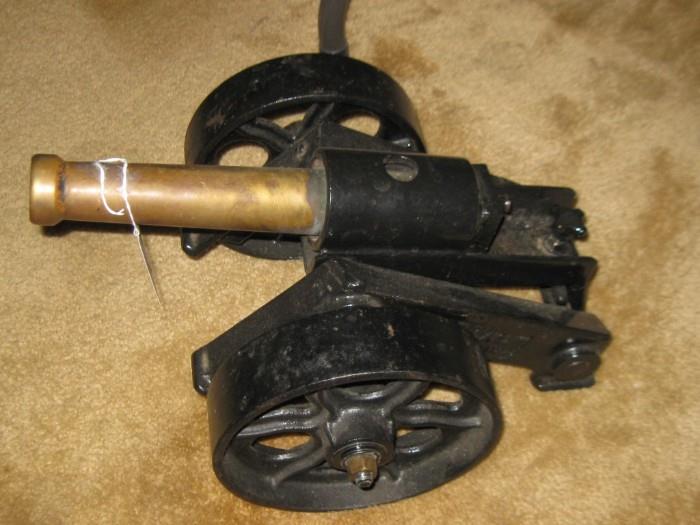 US NAVY SALUTE CANNON