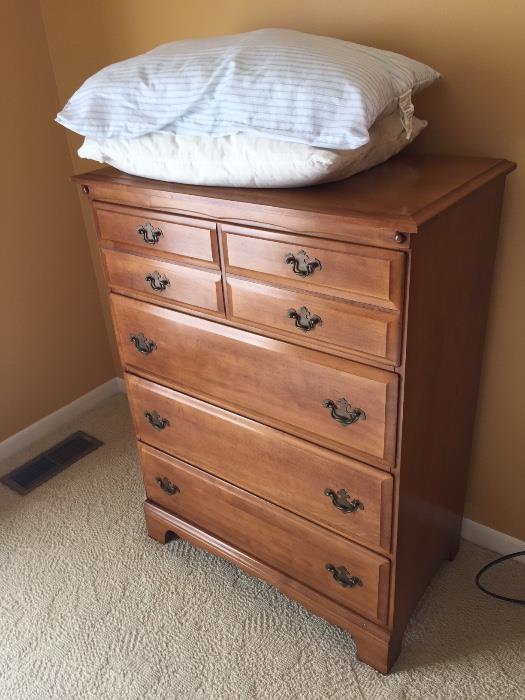 SOLID OAK CHEST OF DRAWERS ( DRESSER )