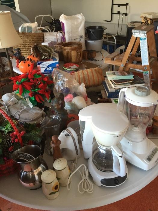 HOUSEHOLD AND KITCHEN ACCESSORIES / MIXER / BLENDER / COFFEE MAKERS / WICKER BASKETS