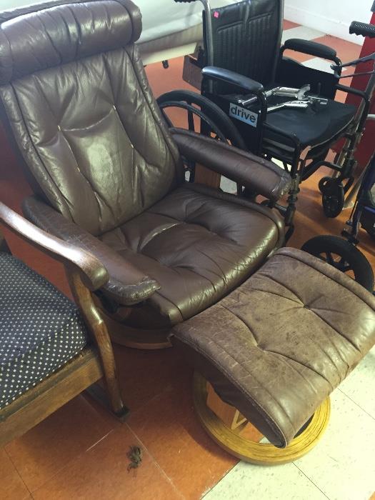 VINTAGE LEATHER AND WOOD ROCKING CHAIR WITH OTTOMAN