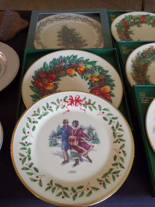 Lenox Colonial Christmas Wreath Issue collection