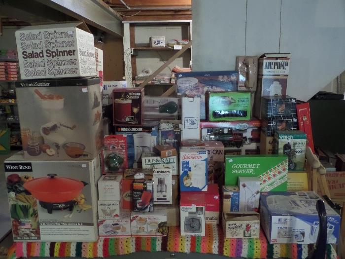 kitchen & household accessories and small appliances (some vintage) still in the box 