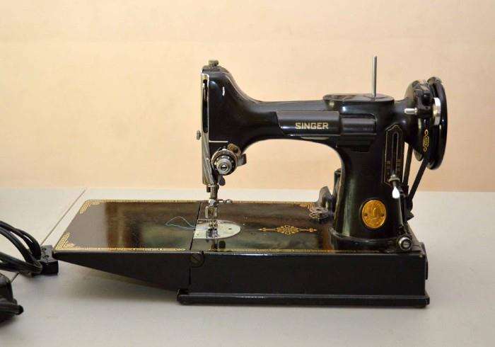 Vintage Singer Sewing Machine - Excellent!