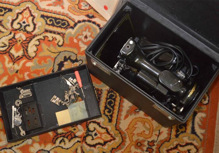 Singer Sewing Machine Comes with Case