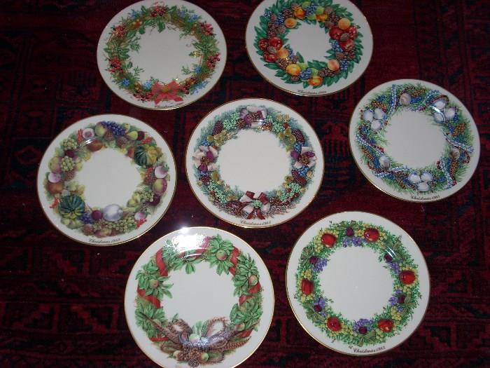 Colonial Christmas Wreath dish collection