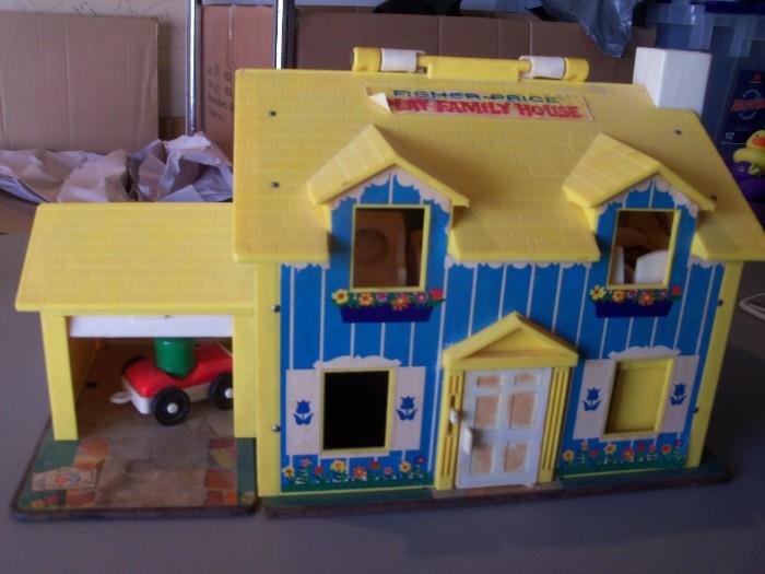 FISHER PRICE PLASTIC DOLL HOUSE