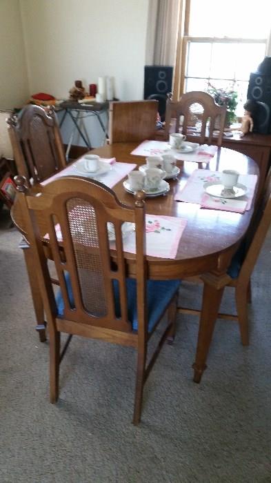 Dining table, 3 leaves, pads included, 4 chairs