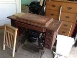 VINTAGE SEWING MACHINE AND TABLE