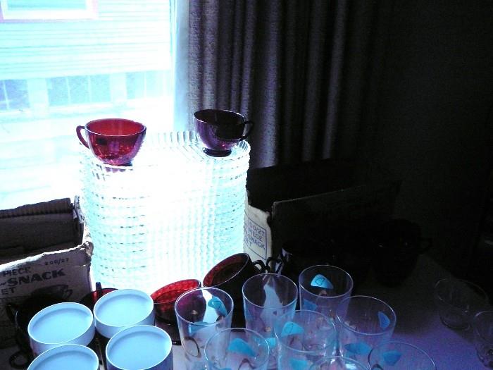 SET OF 18 RED AND CLEAR GLASS PARTY SETS