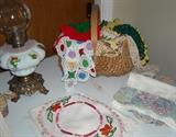 Many very nice doilies.