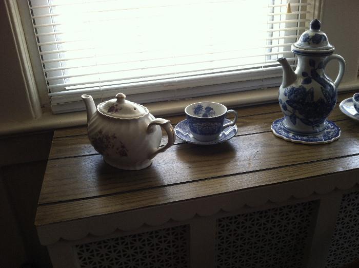 Various china pieces.