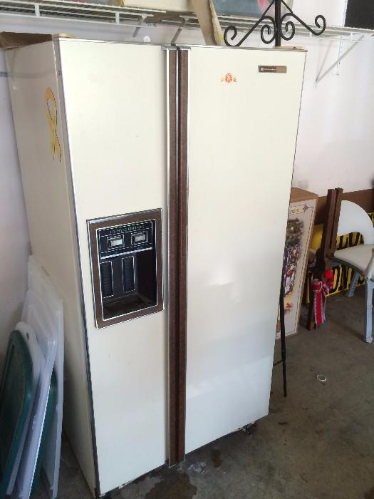 Garage refrigerator with working ice maker