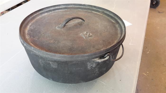 USA CAST IRON DUTCH OVEN WITH COVER AND ON FEET