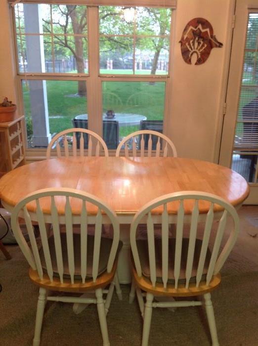 Oak Dining Room Table and Chairs set (includes 6 chairs). 