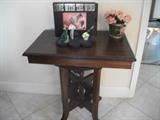 VICTORIAN TABLE