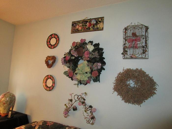 DECORATIVE WREATHS AND WALL DECORATIONS