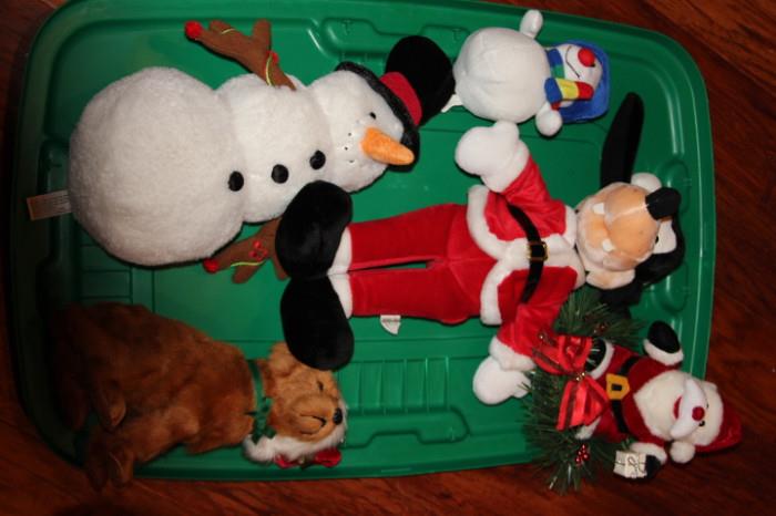 oys & Hobbies – Group lot of Holiday stuffed animals. 5 piece set. Lot consists of snowmen, goofy dressed as Santa and others. 