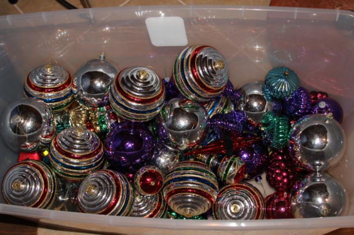 Miscellaneous – Plastic container with various Christmas ornaments. Ornaments are all of varied shapes and sizes.