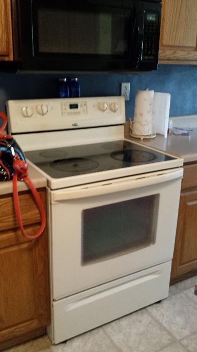 Nice electric stove - beige color Whirlpool - 9 years old.