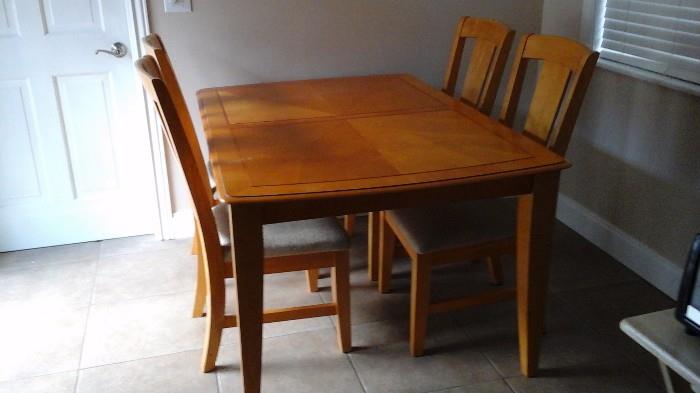 Dining/breakfast table with 4 chairs
